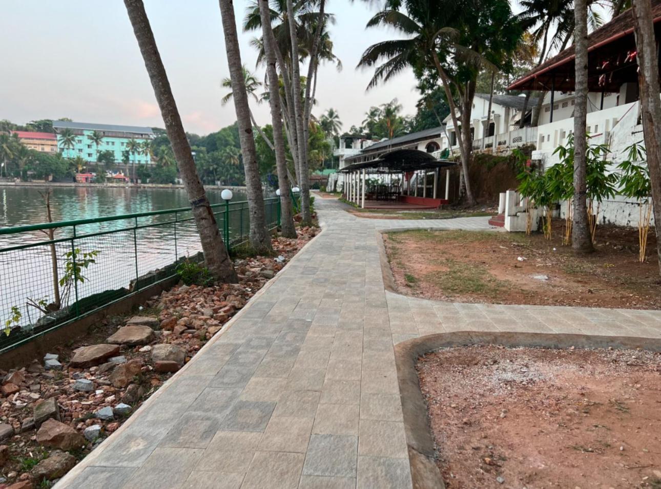 Jaladarshini Lakeside Gardens Bed & Breakfast Kollam Exterior photo