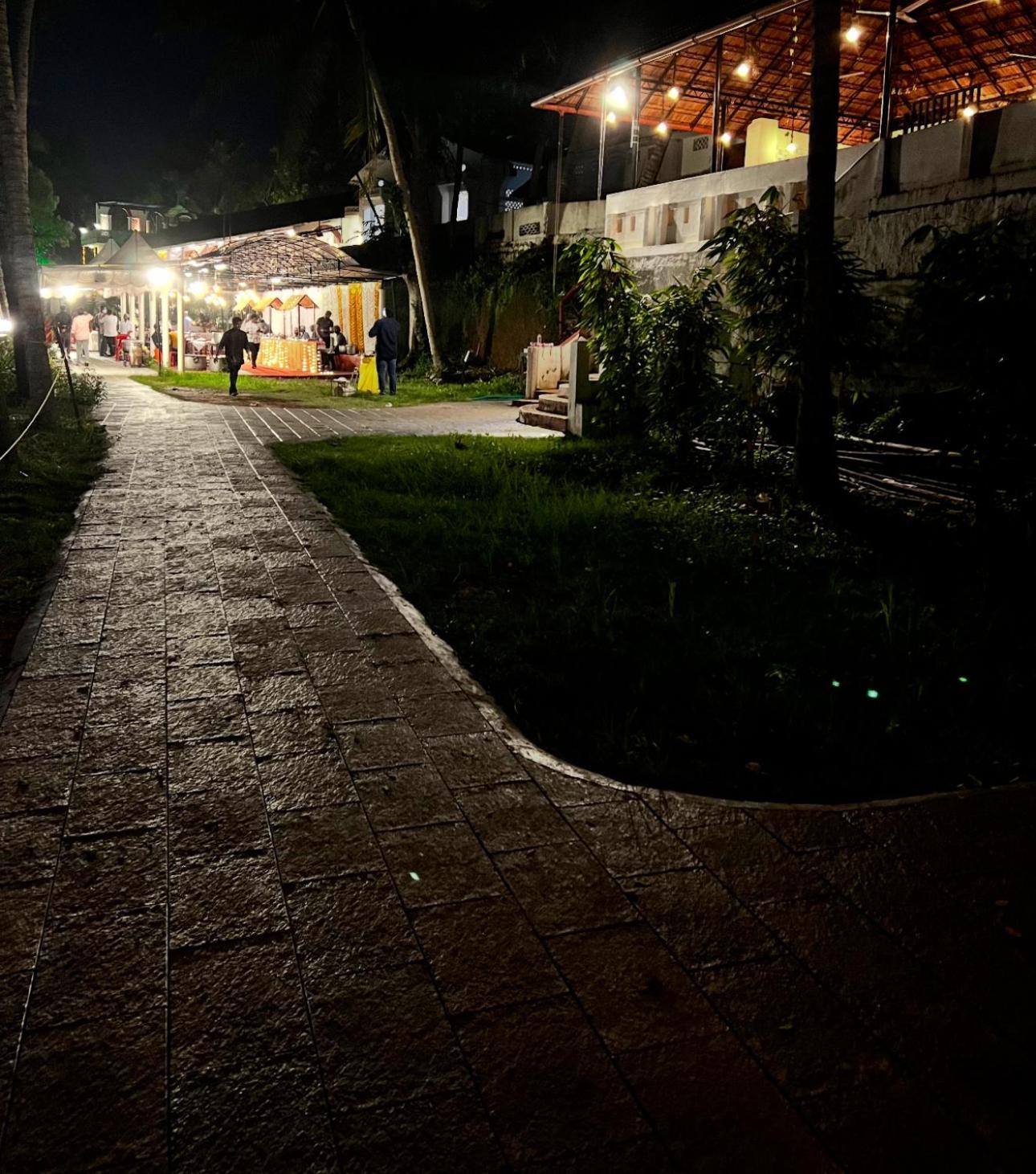 Jaladarshini Lakeside Gardens Bed & Breakfast Kollam Exterior photo